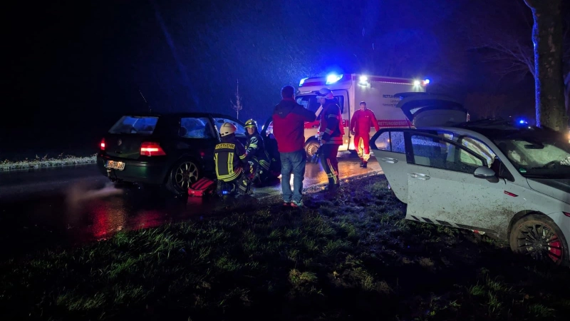 An der Unfallstelle: Erstversorgung eines Patienten. (Foto: Feuerwehr)