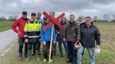 Mit einem Andreaskreuz: Das Arbeitsteam der BI Kolenfeld. (Foto: privat)
