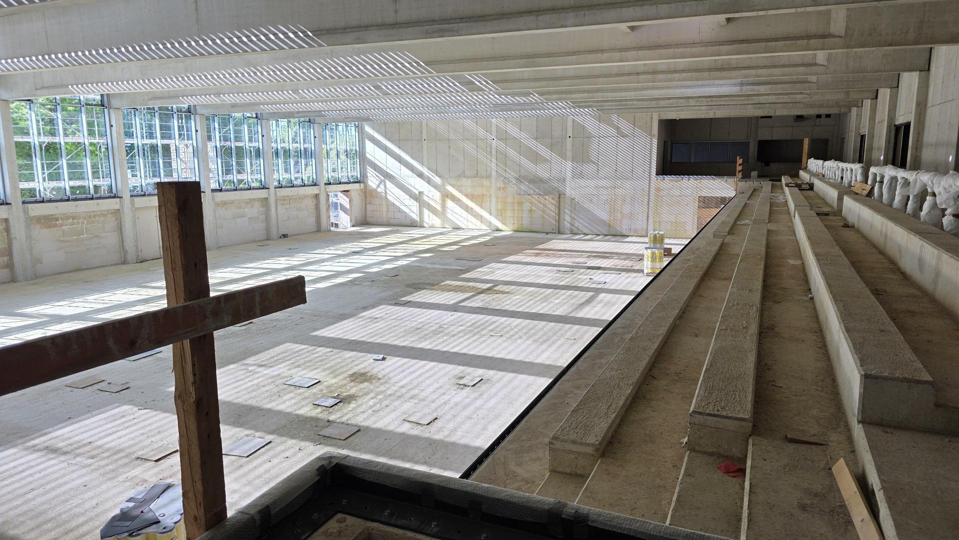 Blick von der Tribüne: Die neue Sporthalle. (Foto: tau)