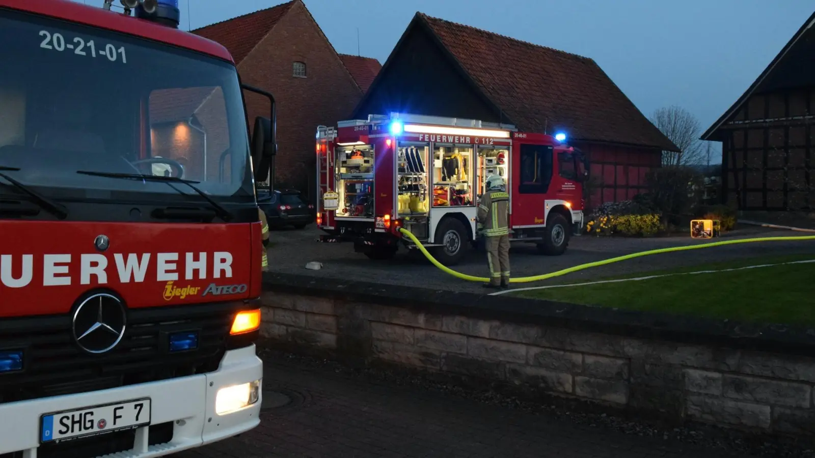 Zur Wasserversorgung diente der Wassertank des HLF 10 (Bildmitte), später das Tanklöschfahrzeug 16/24-Trupp (links). (Foto: jedamzik)