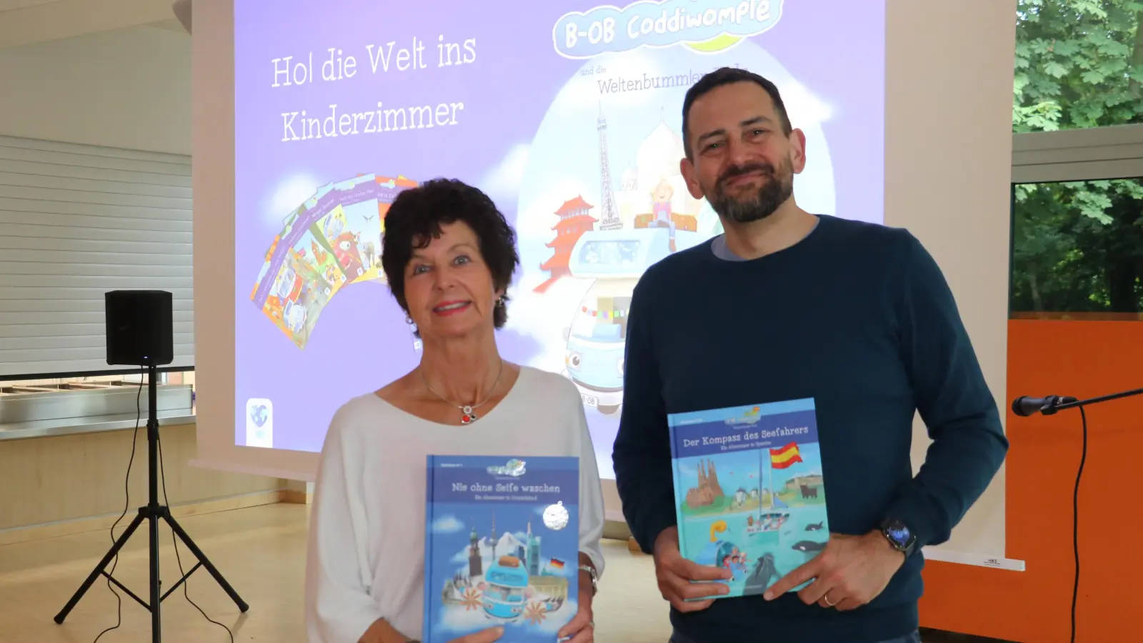 Mit Büchern (v.li.): Andrea Rieger mit Buchautor Benjamin Wallenborn. (Foto: gi)