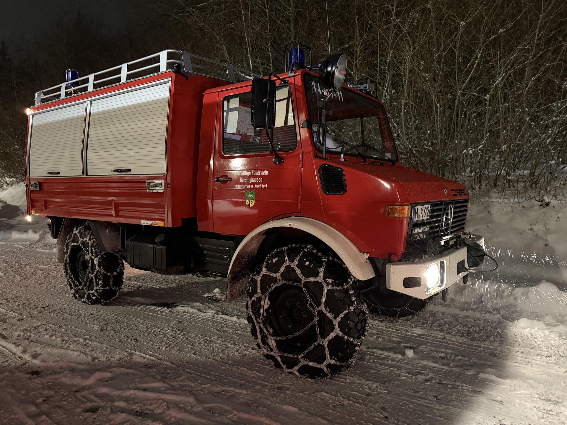 Mit Schneeketten ausgerüstet: Einsatzfahrzeug der Feuerwehr.  (Foto: Feuerwehr)