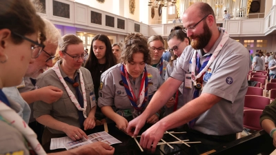 Aktion im Gottesdienst: Gemeinsam eine Brücke bauen. (Foto: privat)