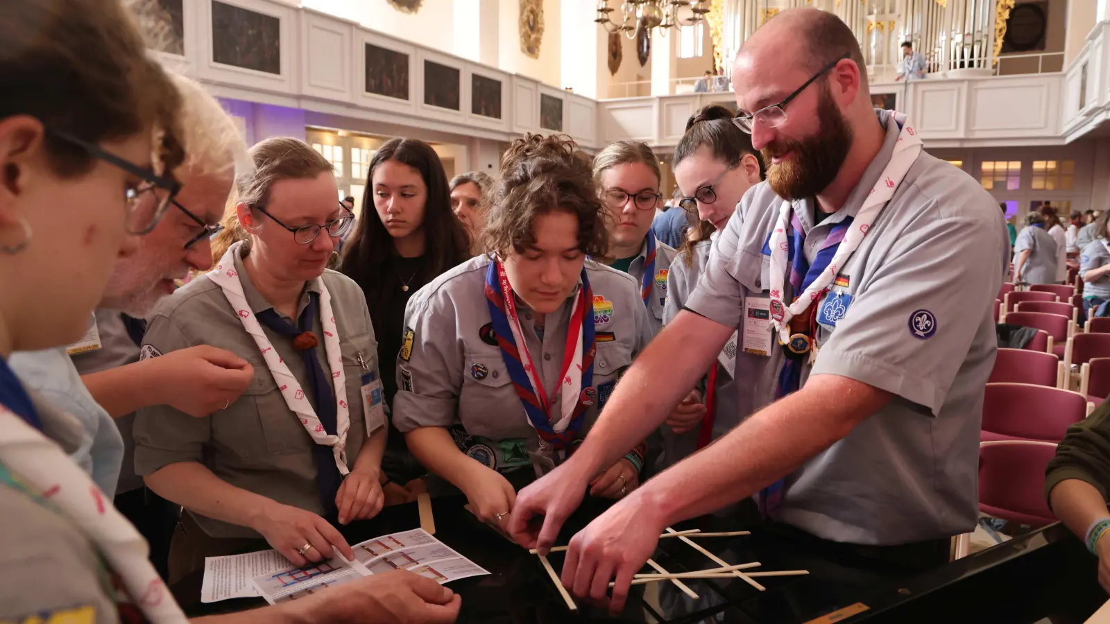Aktion im Gottesdienst: Gemeinsam eine Brücke bauen. (Foto: privat)