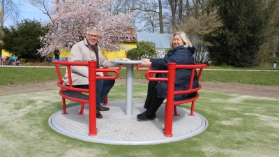 Müssen sich über die Richtung einigen: Carsten Piellusch und Christiane Schweer an einem Drehspielzeug. (Foto: wb)