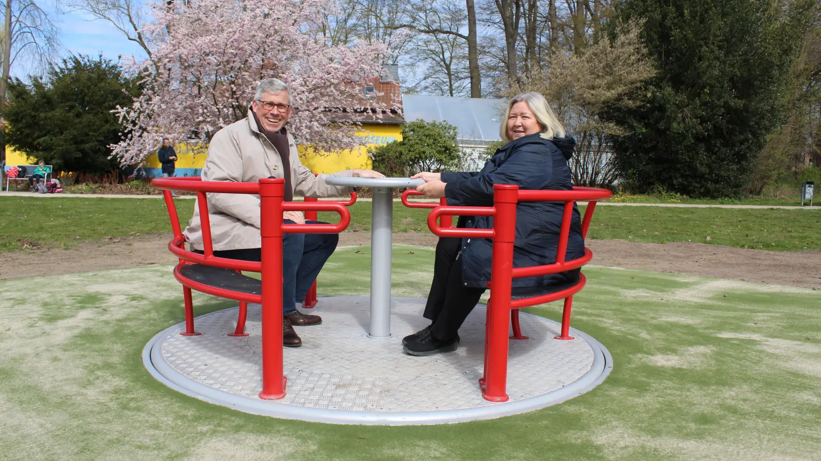 Müssen sich über die Richtung einigen: Carsten Piellusch und Christiane Schweer an einem Drehspielzeug. (Foto: wb)