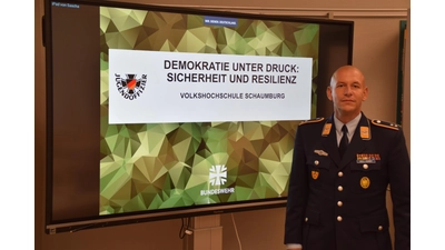 Oberleutnant Sascha Hell-Hundt vor dem Thema der Veranstaltung. (Foto: ab)