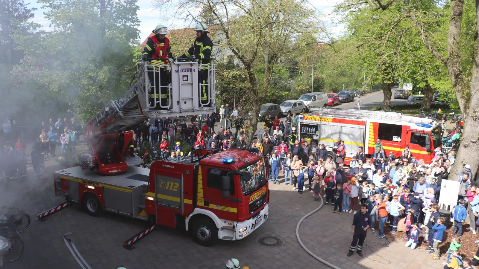 Mit der Drehleiter wurde einer der beiden Verletzten aus dem brennenden Gebäude gerettet. (Foto: gi)