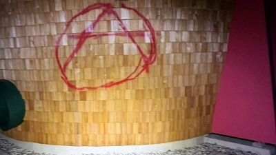 Weithin sichtbar: Graffiti auf dem Borkenhaus der Landesgartenschau. (Foto: privat)