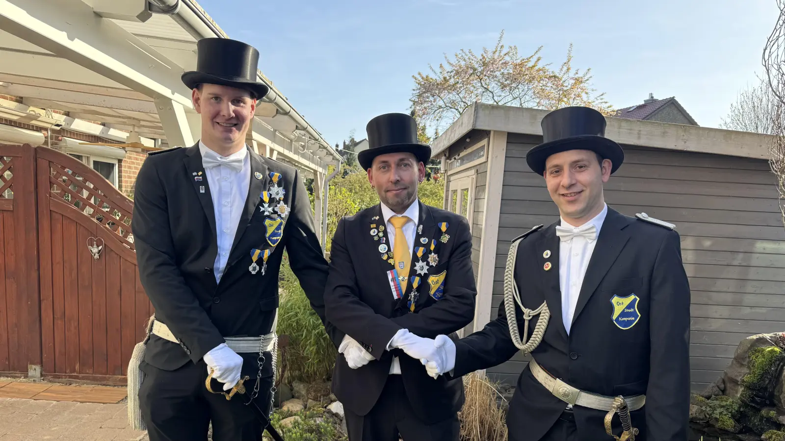 Per Handschlag (v.li.): Kevin Stahr, Nils Hasenbein und André Kersting. (Foto: privat)