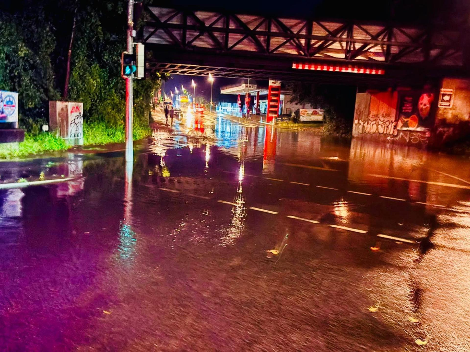 Nach dem Unwetter: Überschwemmte Straßen. (Foto: Feuerwehr)
