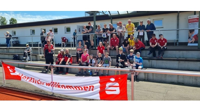 Der VfL-Stadthagen begeht seinen Sportabzeichen-Tag im Jahnstadion, nach Verleihung der Abzeichen geht es gleich an das Absolvieren von Disziplinen. (Foto: Borchers, Bastian)