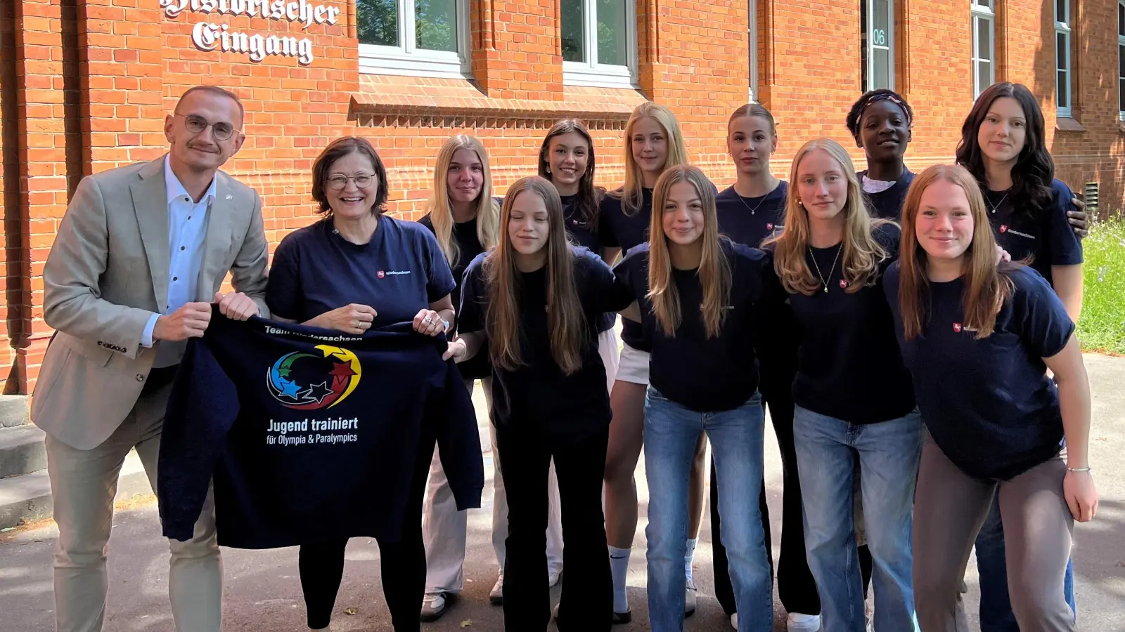 Fahren nach Berlin: Die Mädchen der U16 Mannschaft des Hölty-Gymnasiums. (Foto: privat)