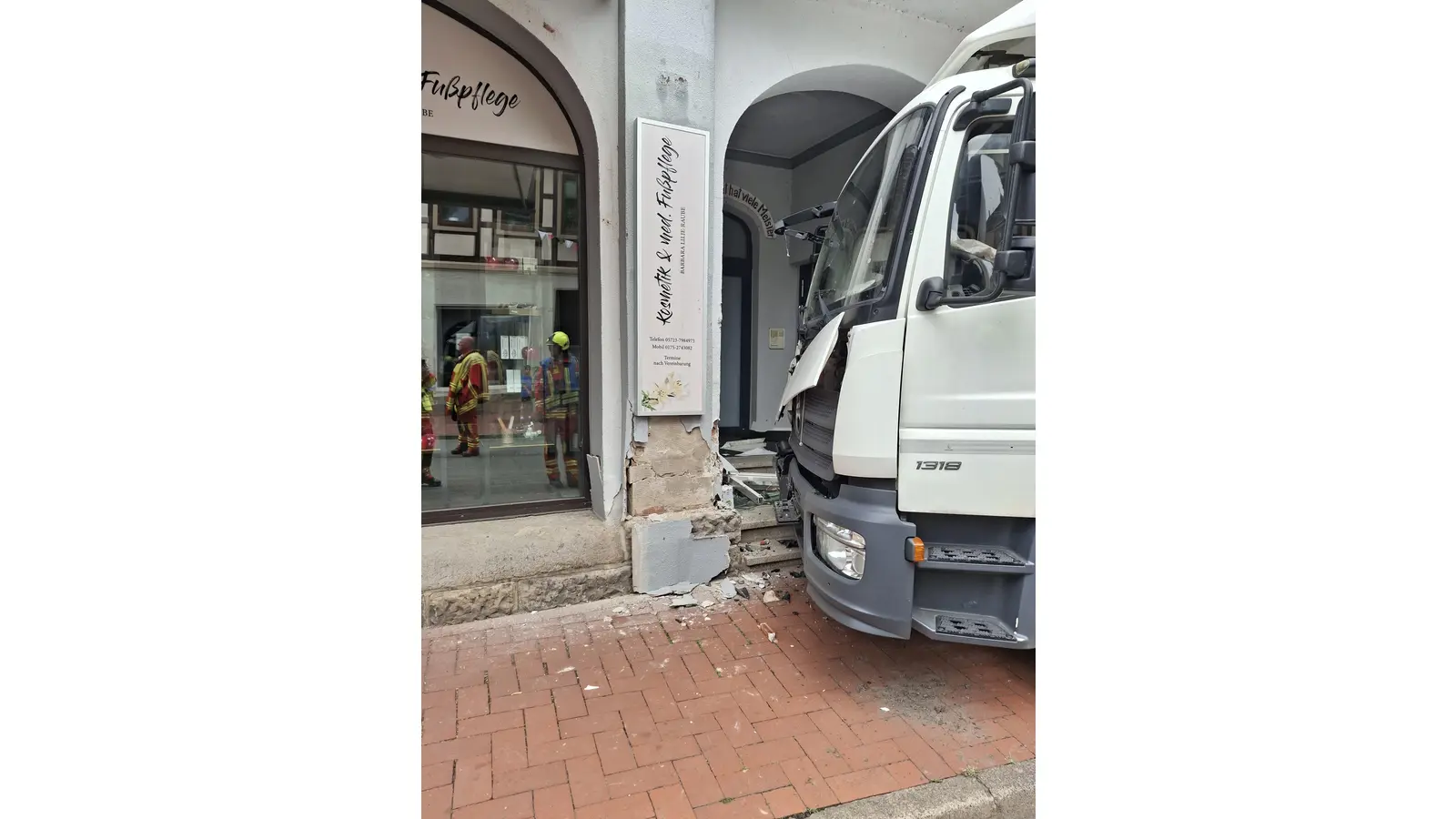 Das Fahrzeug traf den linken Gebäudeeingang. (Foto: privat)