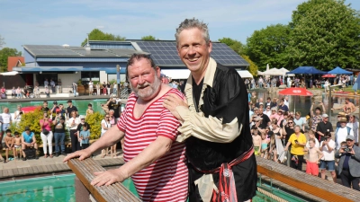 Diesmal nicht allein auf dem Sprungturm: Ortsbürgermeister Rolf Hoch (li.) zusammen mit Bürgermeister Carsten Piellusch. (Foto: tau)