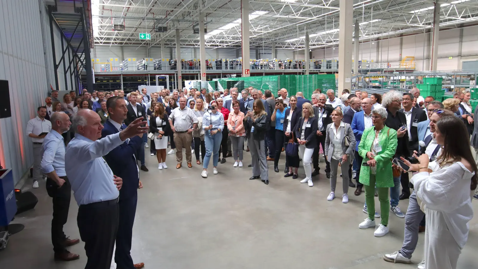 In der Logistikhalle: Viele Gäste aus dem In- und Ausland. (Foto: Tautenhahn, André)