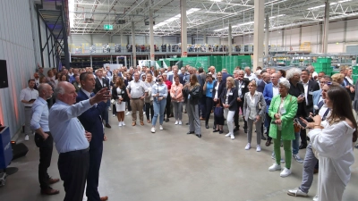 In der Logistikhalle: Viele Gäste aus dem In- und Ausland. (Foto: Tautenhahn, André)