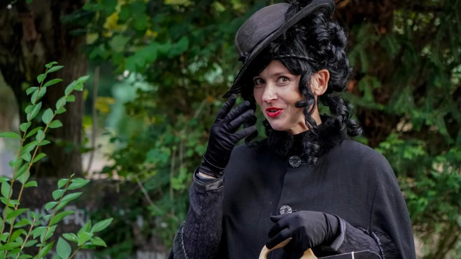 Seit rund zehn Jahren auf deutschen Friedhöfen unterwegs: Die Schwarze Witwe erzählt charmant, manchmal skurril, von Bestattungs- und Trauerbräuchen vergangener Zeiten. (Foto: privat)