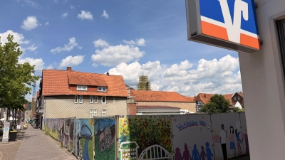 Still ruht der See auf der (noch nicht) Baustelle der IMMAC in der Klosterstraße. Trotz vollmundiger Versprechen der Investoren hat sich dort noch kein Rad einer Baumaschine gedreht.  (Foto: ste)