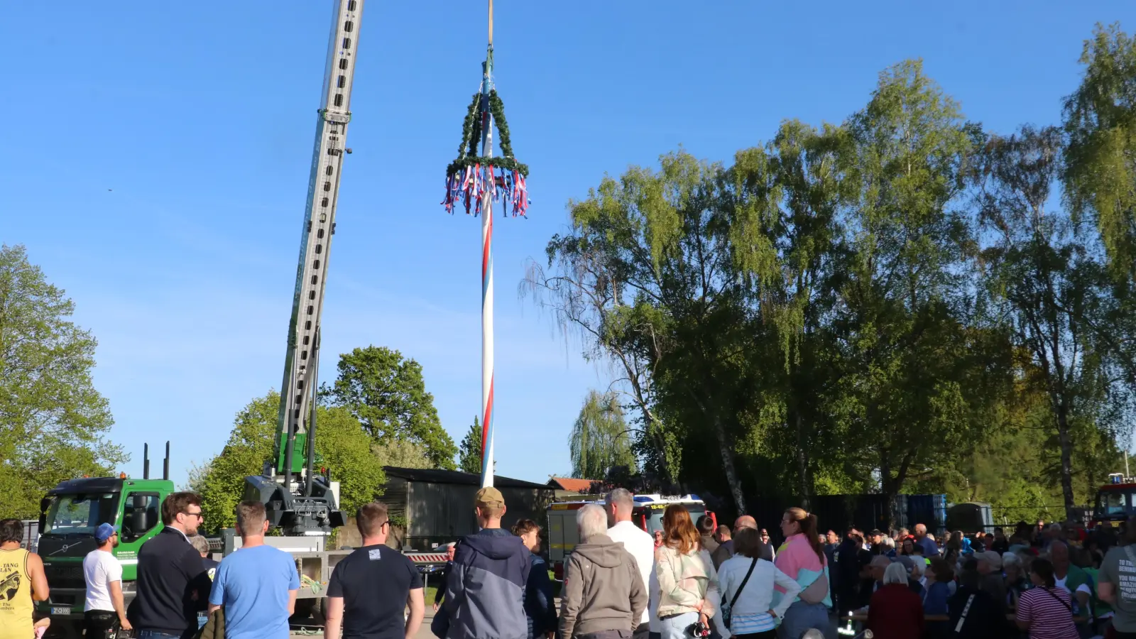 Der Maibaum steht: Dafür gibt es Beifall von den zahlreichen Besuchern.  (Foto: gi)