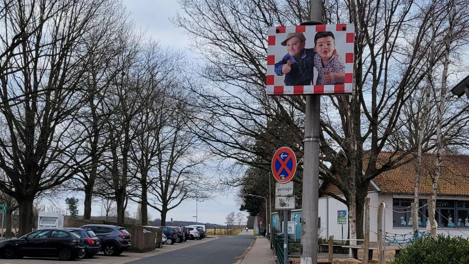 Zeichnet auch verdeckt auf: Eine Messtafel („Smiley-Tafel“).  (Foto: tau)