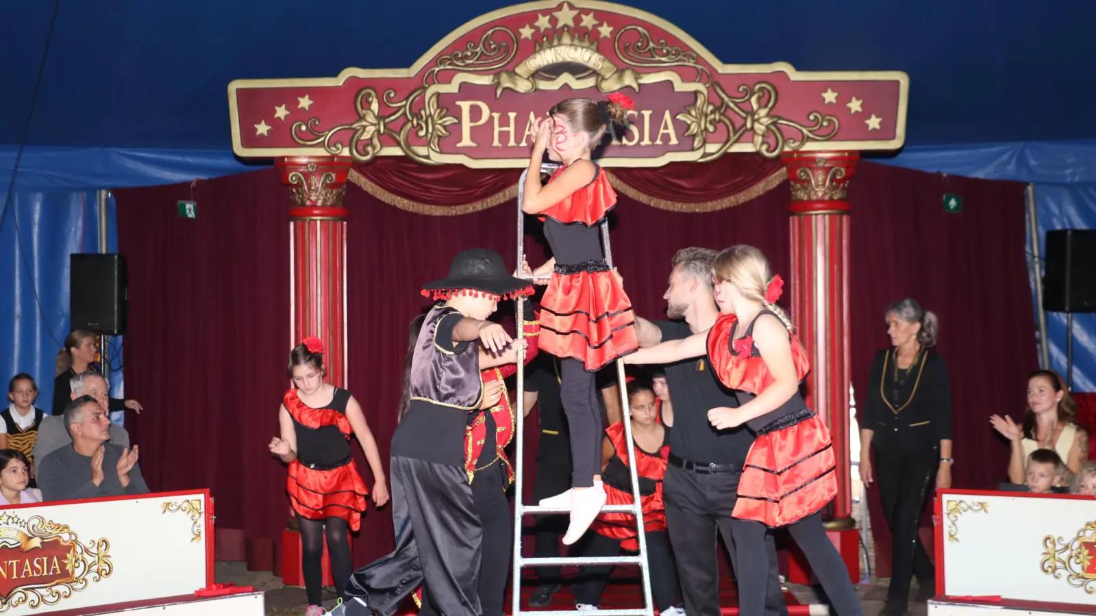 Für Schul- und Kitakinder ein besonderes Erlebnis, einmal in der Manege eines Zirkus stehen.  (Foto: gi)