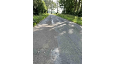 Huckelpisten gibt es im Landkreis zu genügen - einige werden jetzt schneller repariert, da ein Sondervermögen für die Straßen zur Verfügung steht, es bleibt aber noch viel zu tun. (Foto: nd)