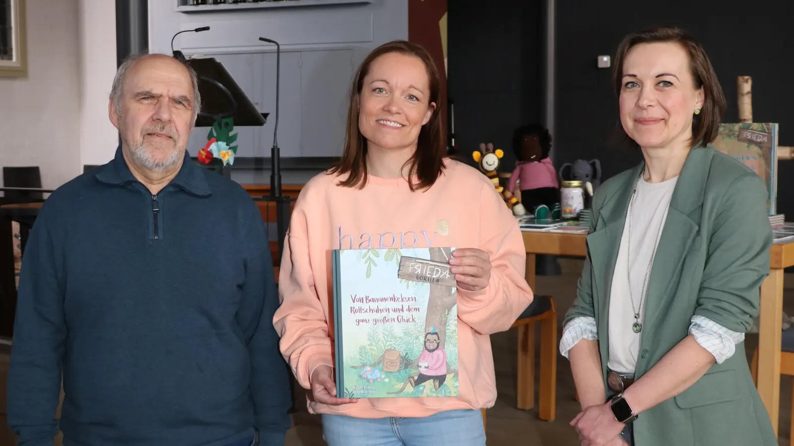 In der Kirche (v.li.): Friedhelm Thisius, Buchautorin Nicole Kraus und Jennifer Kungel. (Foto: gi)