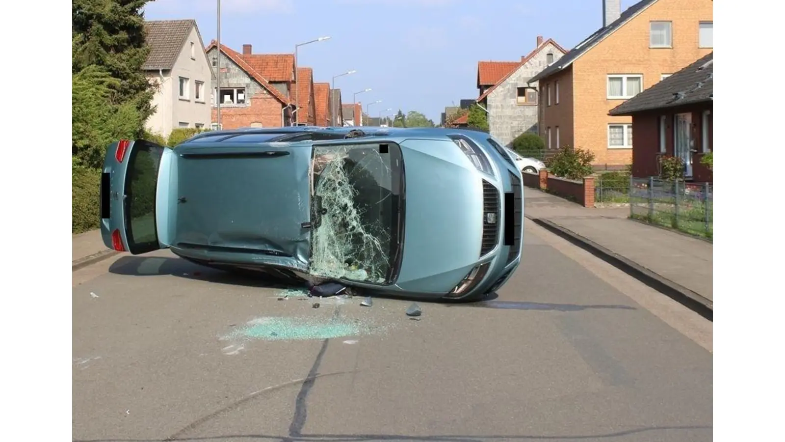 Nach der Kollision überschlug sich der Seat. (Foto: Polizei Minden-Lübbecke)