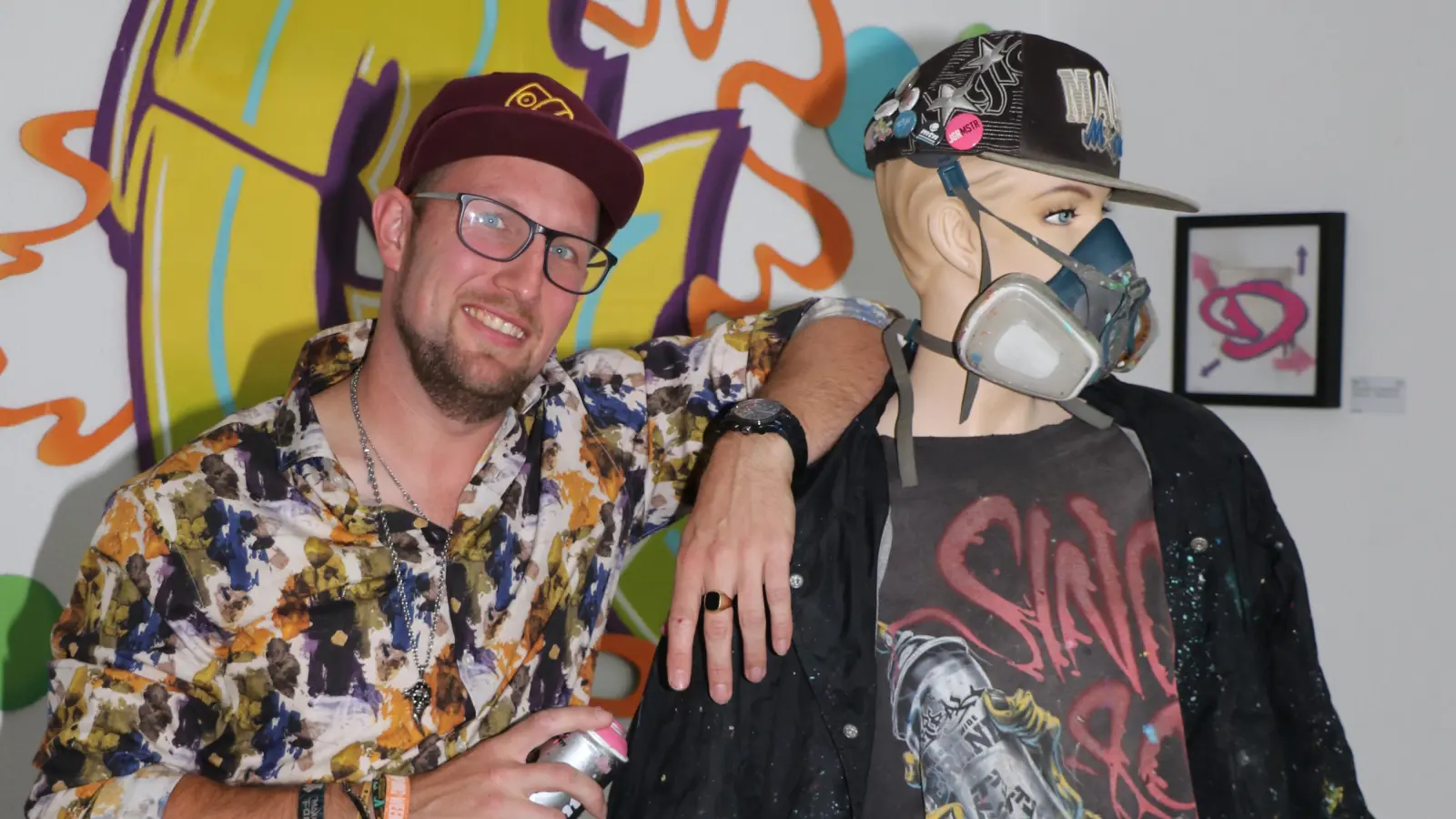 Tristan Siewert mit einer Puppe in seiner Graffiti-Arbeitskleidung.  (Foto: gi)