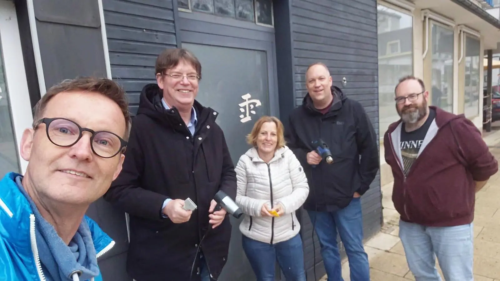 Volker August (li.) mit engagierten Mitgliedern sowie Werkzeugen zur Schaufensterreinigung an der alten Apotheke. (Foto: privat)