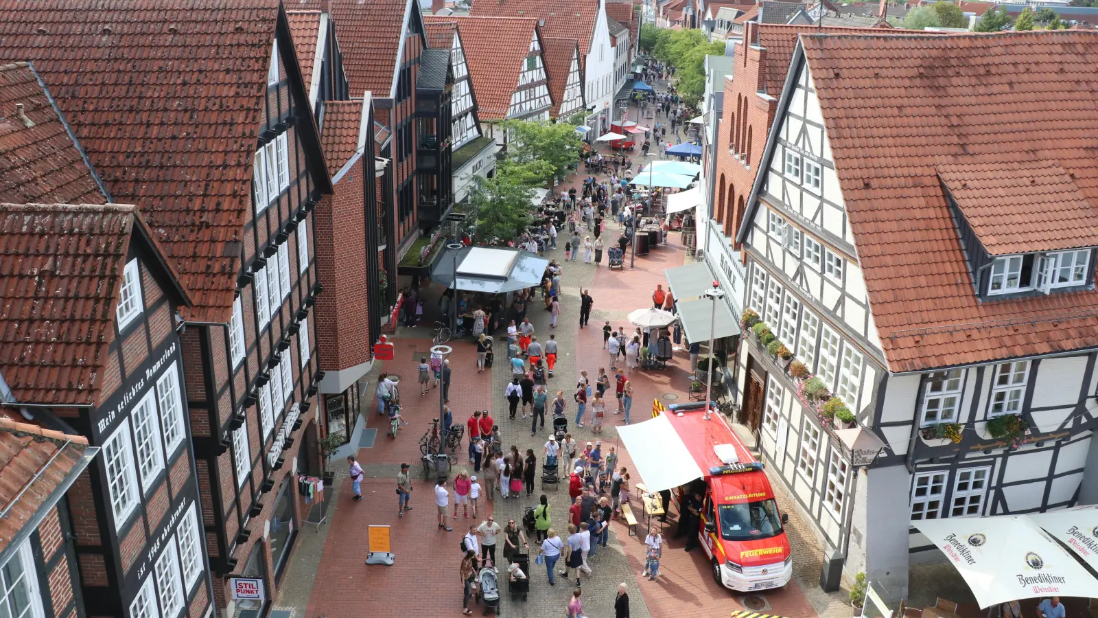 Ein Bild aus dem Korb der Feuerwehr-Drehleiter in die Lange Straße. (Foto: gi)