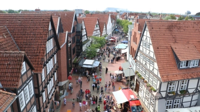 Ein Bild aus dem Korb der Feuerwehr-Drehleiter in die Lange Straße. (Foto: gi)