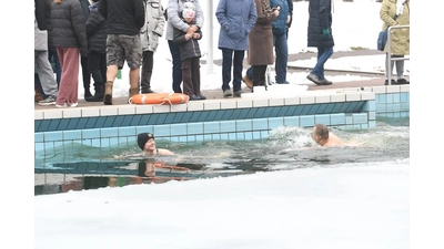 Eisschwimmer erobern das Sonnenbrinkbad. (Foto: nd)