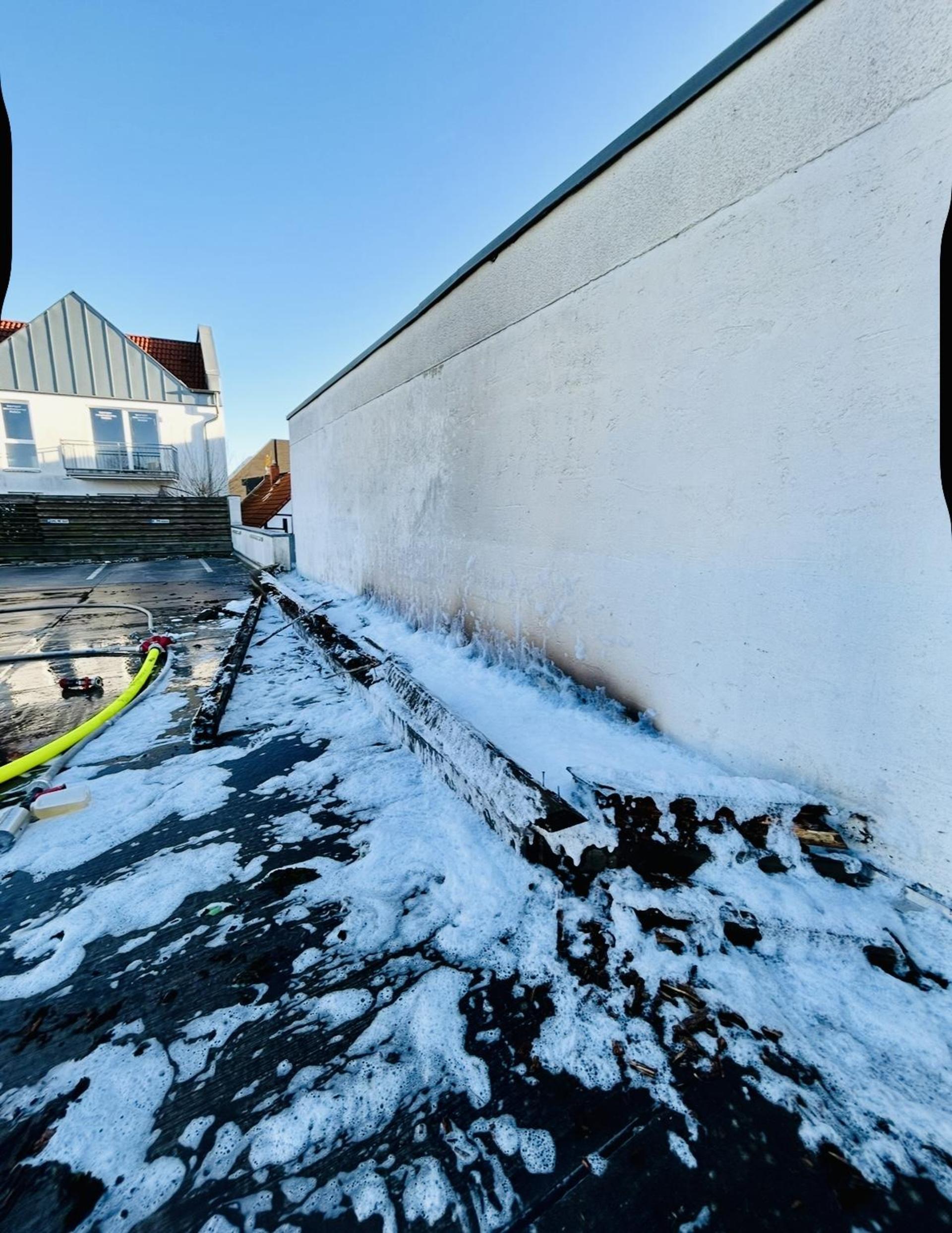 Nach den Löscharbeiten: Der Einsatzort auf dem Parkdeck. (Foto: Feuerwehr)