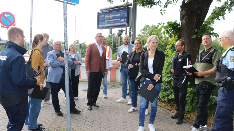 Ortstermin am Bahnhof: Mit Entscheidungsträgern im Rahmen der Quartiersentwicklung Oststadt.  (Foto: gi)