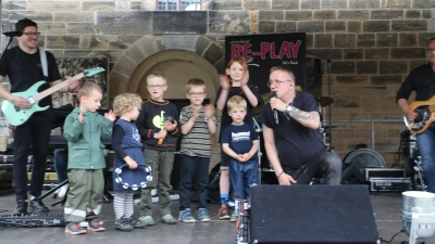 Sänger Rico holte sich den Musikernachwuchs auf die Bühne.  (Foto: gi)