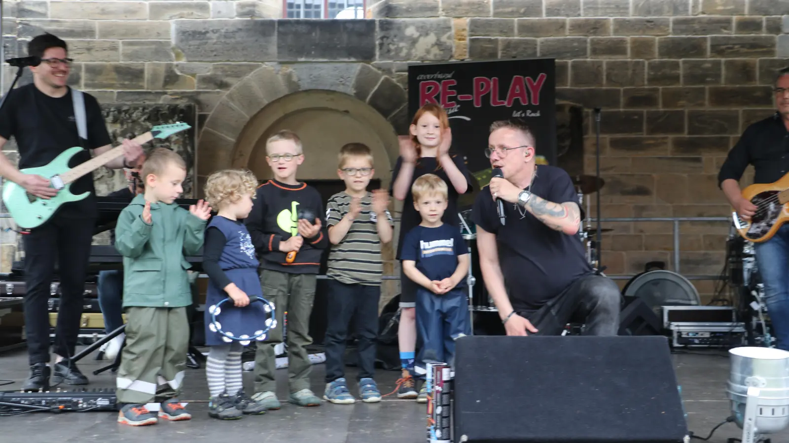 Sänger Rico holte sich den Musikernachwuchs auf die Bühne.  (Foto: gi)