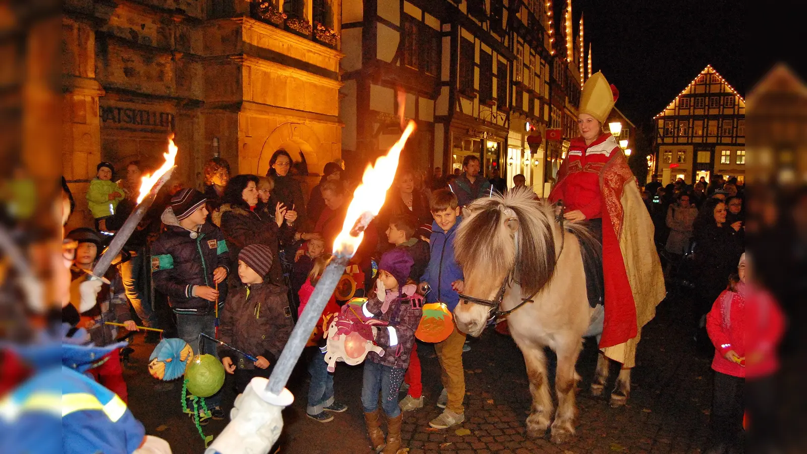 Der Martinsumzug in Rinteln ist Jahr für Jahr ein echtes Highlight für die Kinder und startet am 11. November um 17 Uhr an der Jakobi-Kirche am Kollegienplatz. <br> (Foto: ste)