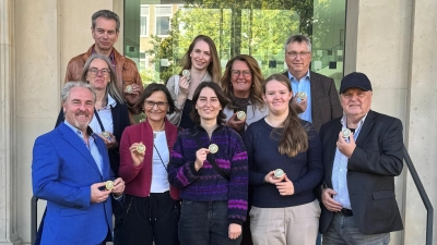 Der Beirat der Julius-Rodenberg-Medaille besucht mit den diesjährigen Preisträgerinnen Elisa Erpenbeck (vorne Mitte) und Jara Dietrichkeit (vorne, zweite von rechts) den niedersächsischen Landtag. (Foto: privat)