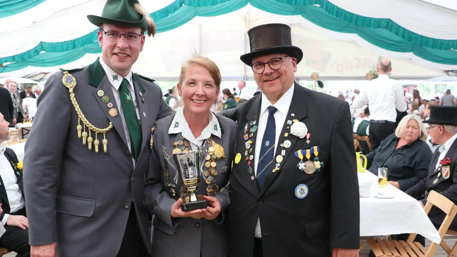Königspokal übergeben (v.li.): Martin Ehlerding, Simone Behne und Arbeitskreisvorsitzender Thomas Silbermann. (Foto: gi)