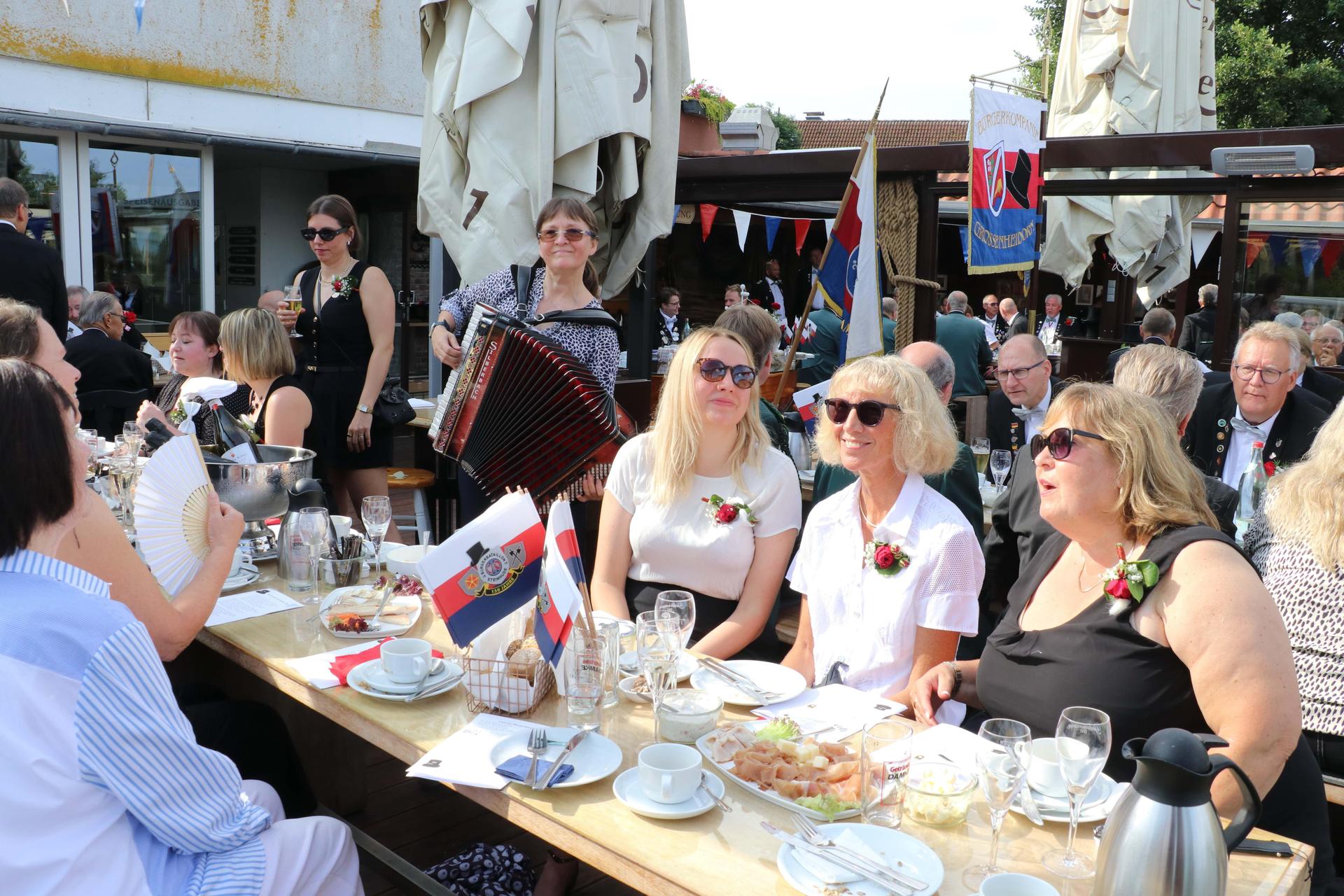 Teil des Schützenfestwochenendes: Eindrücke vom Bürgerfrühstück.  (Foto: gi)