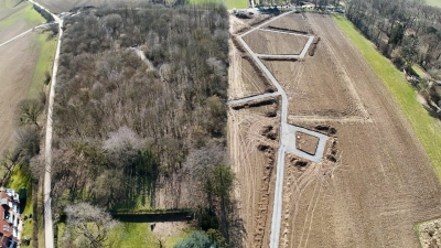Aus der Luft betrachtet, ist es schon gut zu erkennen: Die Arbeiten im Erlebniswäldchen und auf der Erlebniswiese schreiten voran. (Foto: LaGa gGmbH)