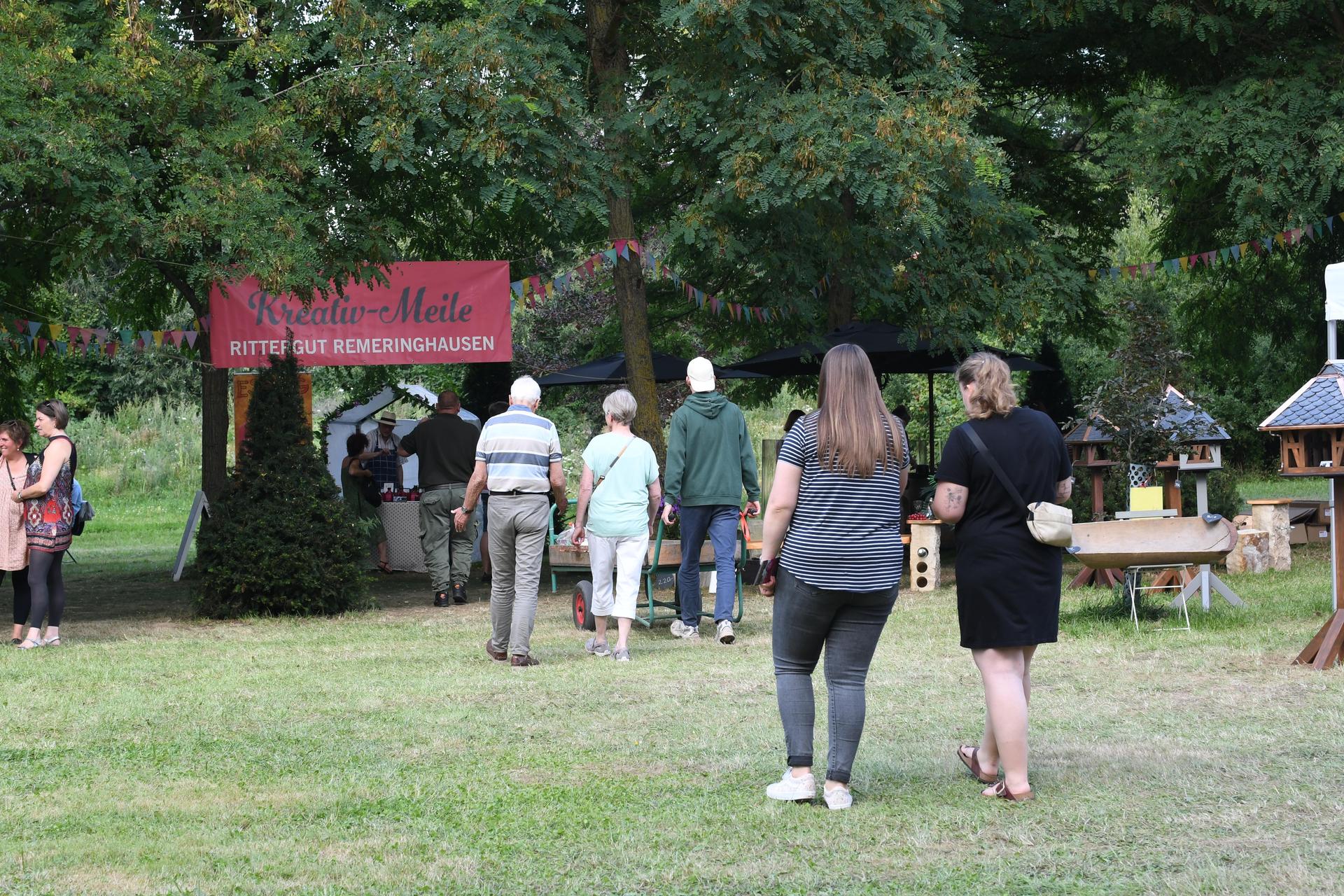 Drei Tage lang verwandelte sich das Rittergut Remeringhausen in ein Paradies für Garten- und Kunstliebhaber: Das beliebte Fest „Romantic Garden“ feierte seinen 25. Geburtstag. Bei strahlendem Sommerwetter strömten zahlreiche Besucherinnen und Besucher auf das idyllische Gutsgelände, um ein abwechslungsreiches Programm aus Ausstellungen, Musik und kulinarischen Angeboten zu genießen. Die gut gelaunten Gäste und das hervorragende Wetter sorgten für beste Stimmung, und auch die Aussteller zeigten sich rundum zufrieden. (Foto: nd)