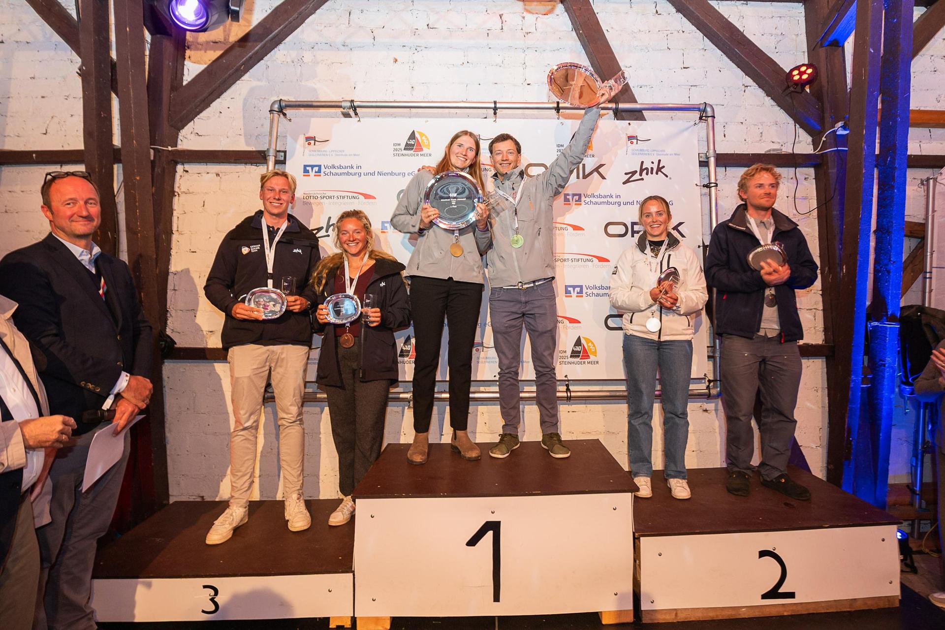 Siegerehrung: Das Treppchen der 470er. (Foto: mono photo)