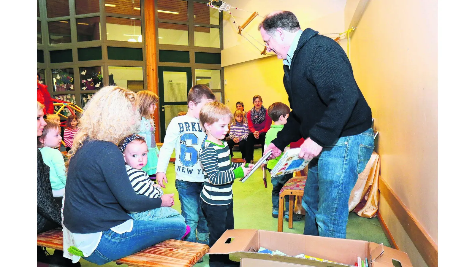 Kinder füllen Bücherschrank auf (Foto: tau)