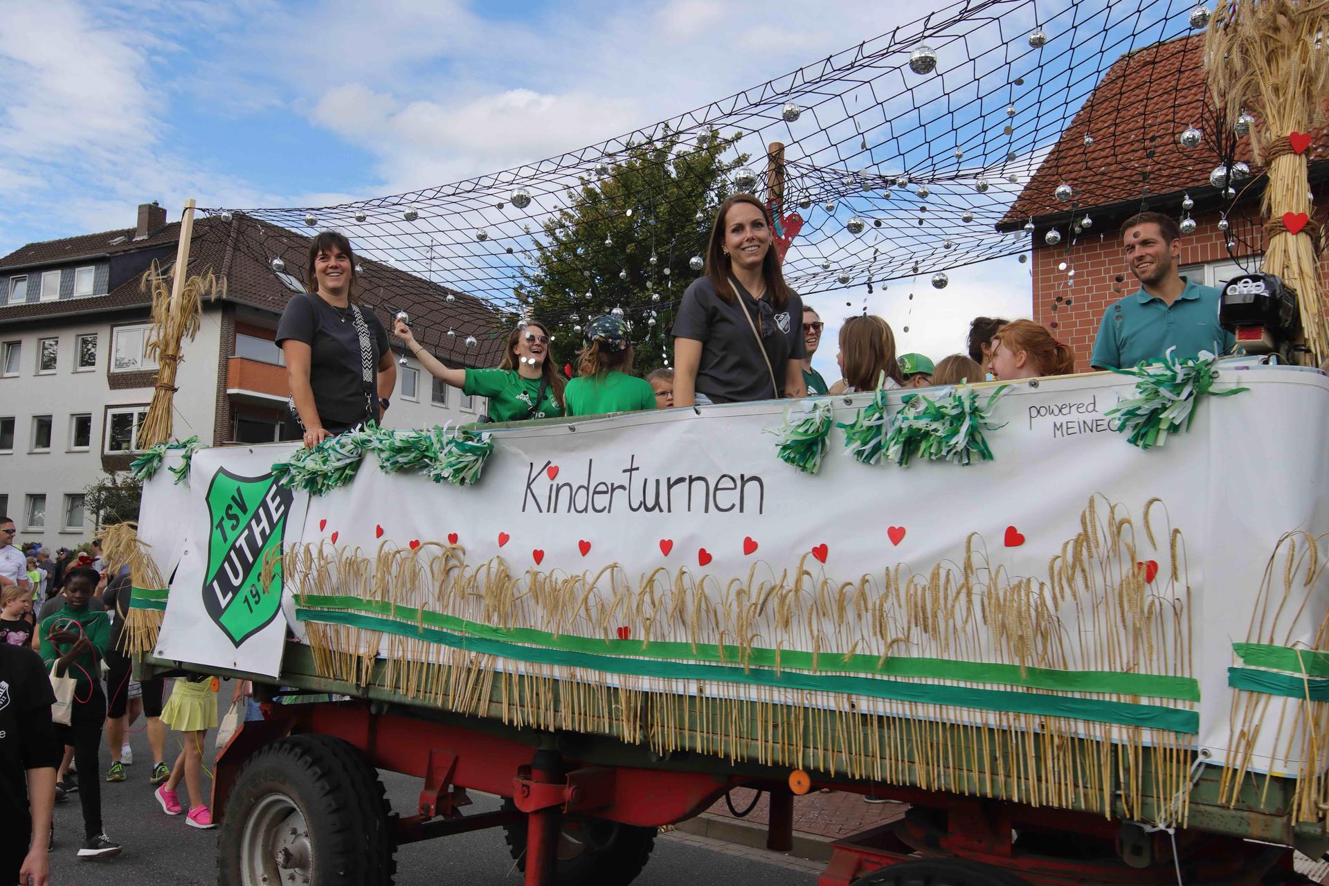 Eindrücke vom großen Festumzug. (Foto: tau)