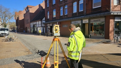 In der Südstraße: Im März 2025 haben Vermessungsarbeiten für das Vorhaben Innenstadtsanierung stattgefunden. (Foto: tau)