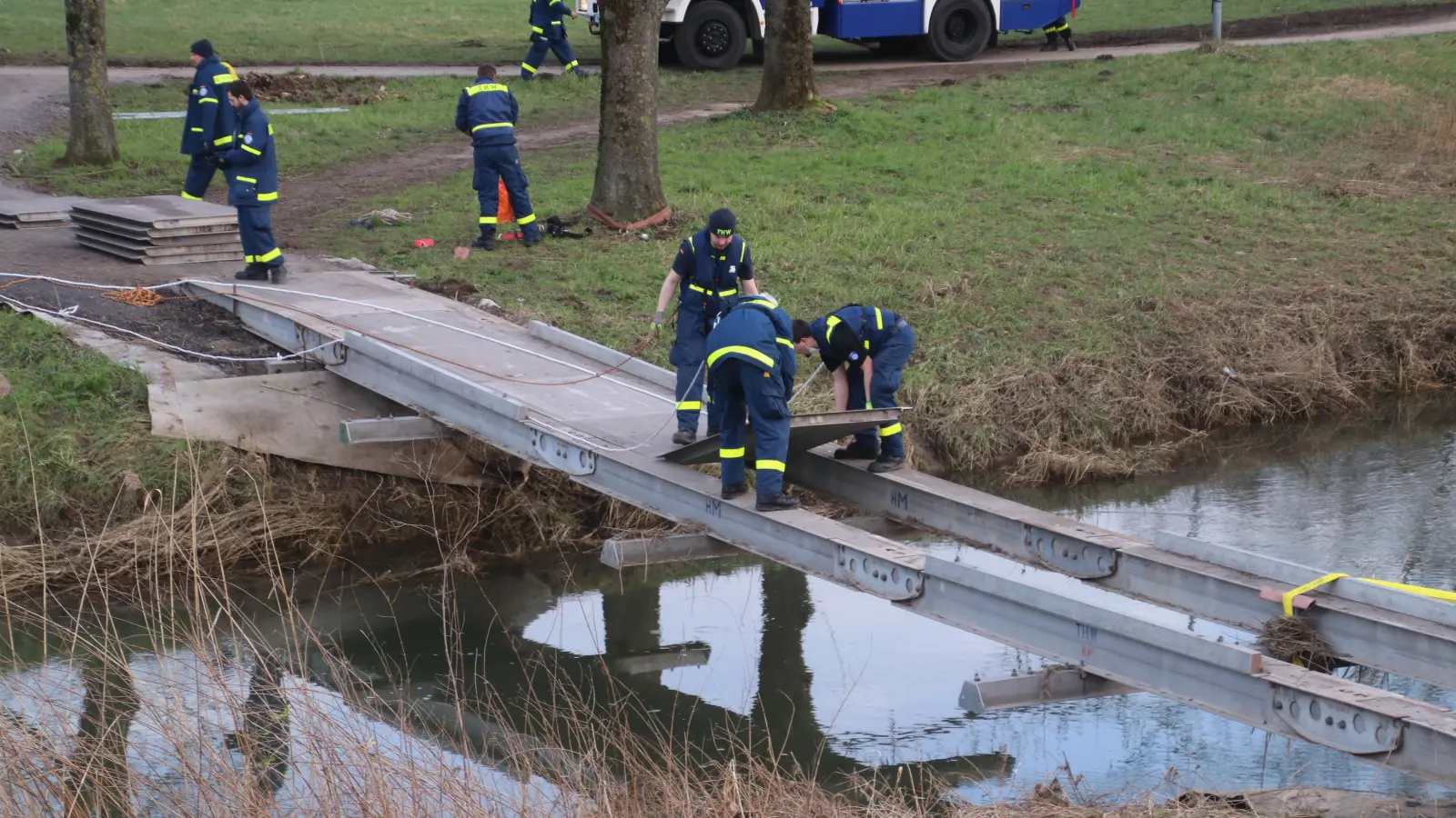 Rückblick: Bereits im Februar 2022 baute das THW eine Behelfsbrücke über die Aue vor der Eisenbahnbrücke auf.  (Archivbild: gi)