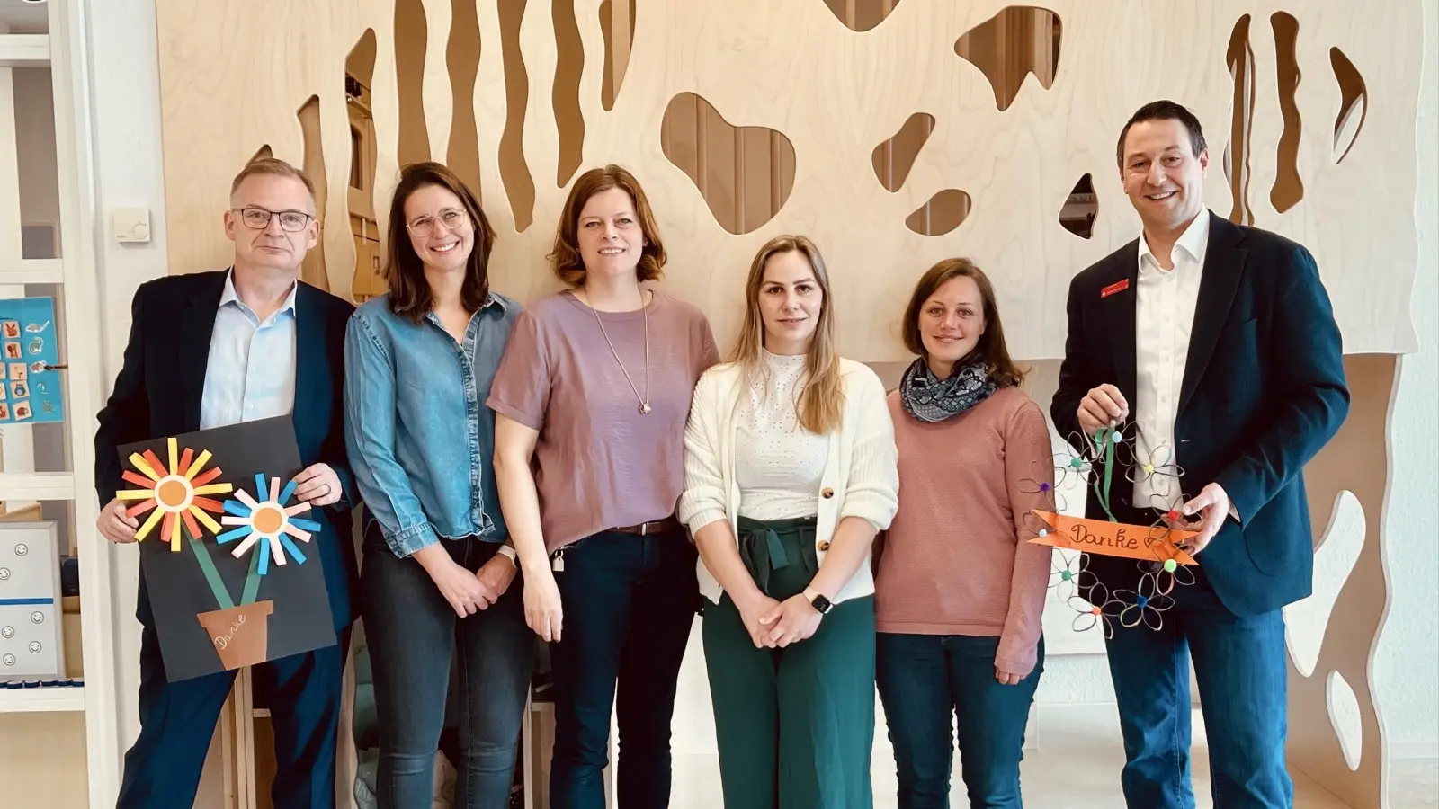 Vor der Hochebene (v.li.): Torsten Schmidt (Volksbank), Wiebke Isensee und Andrea Finke (Förderverein), Kita-Leiterin Ida Manthey, Maike Herrmann (Förderverein), Michael Scholz (Sparkasse). (Foto: privat)